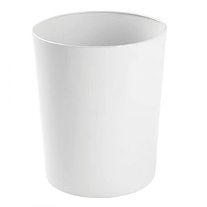 mDesign Papelera metálica – Atractivo cubo de basura para la cocina, el baño o la oficina – Preciosa papelera de diseño en metal – Accesorios de cocina y baño - Color blanco