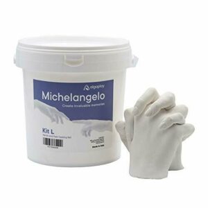 Michelangelo KIT L 2 MANOS, para crear una escultura de manos de adultos o de niños con familiares o amigos. Incluye jarra medidora de 1 litro y espátula de plástico para mezclar. (KIT L 2 MANOS)