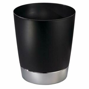 mDesign Cubo de basura en plástico – Perfecto como papelera de oficina, en la cocina o en el baño – Ideal papelera de diseño moderna – Negro/cromo