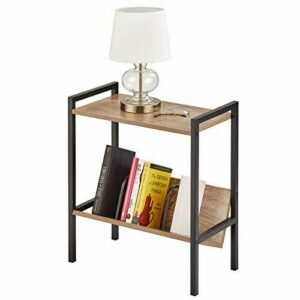 mDesign Mesa auxiliar con repisa para libros – Mesa de recibidor en estilo industrial con 2 niveles, de metal y madera – Estantería pequeña con balda superior y revistero – negro y gris