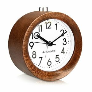 Navaris Reloj analógico de Madera con función Snooze - Despertador Retro de sobremesa con luz y Alarma - Reloj Natural silencioso en marrón Oscuro