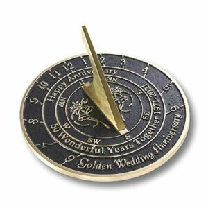 The Metal Foundry Reloj de sol dorado 50 aniversario de boda 2021. Regalo de latón reciclado macizo idea de regalo es un gran regalo para él, ella, padres, abuelos o pareja en 50 años de matrimonio.
