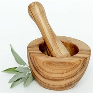 Figura Santa B-Ware: Mortero y mano de madera de olivo Rotonda. Mortero de madera de olivo de grano fino. Diámetro: 10 cm. Altura: 6 cm. Mortero de 12,5 cm.