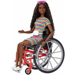 Barbie Fashionista Muñeca afroamericana con silla de ruedas, rampa y accesorios de moda (Mattel GRB94)