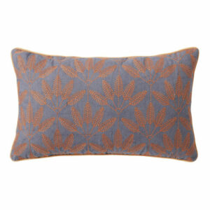 Cojín de algodón azul con motivos bordados color naranja 30x50